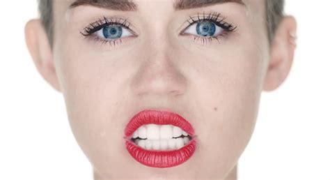 Miley Cyrus – ‘Wrecking Ball’ Uncensored Music。